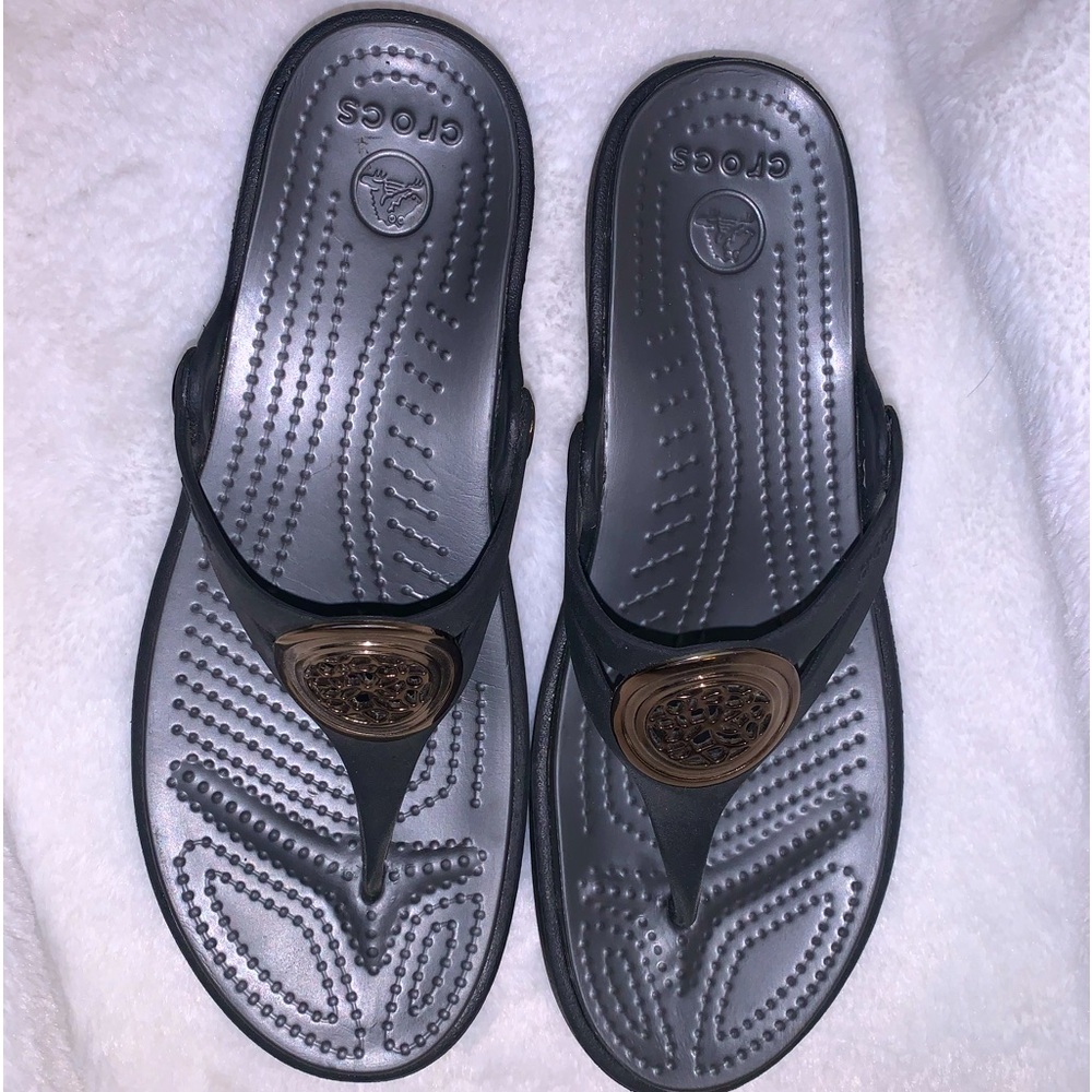 Crocs Sanrah Gold medallion wedge sandals in excellent like new condition.